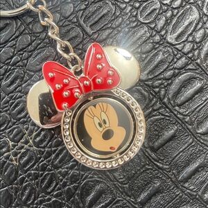 Minnie Mouse Keychain with Red Bow with Silver
The inside spins